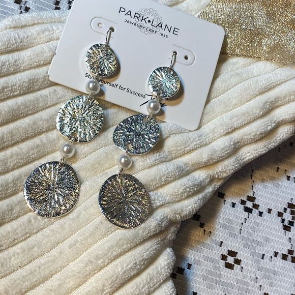 NWT BEACH PARTY WHITE SILVER POLISHED METAL MAREN EARRINGS WHITE GLASS PEARLS - Picture 8 of 10